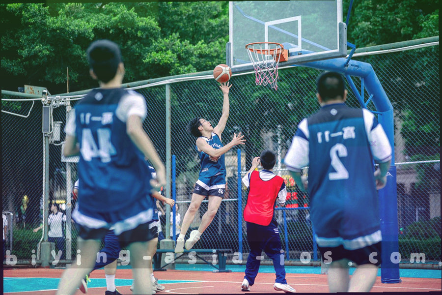 客户端版本迭代的抽象图形，层叠方块与指向右侧的箭头